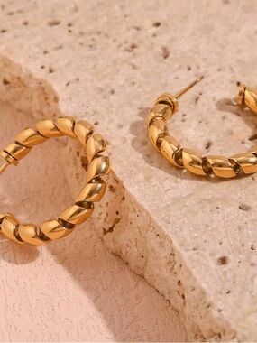 Gold Twisted Hoop Earrings 
Waterproof 
Stainless Steel